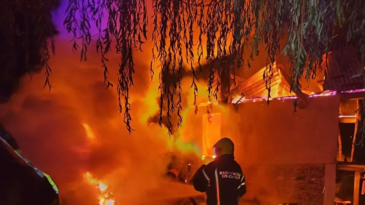 Gori magacin sa hemikalijama u Barajevu: Vatrogasne ekipe se bore sa vatrenom stihijom