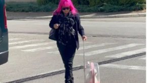 Zorica Brunclik u koferu vuče psa: Došla na snimanje "Pinkovih zvezda", prisutni ne skidaju pogled (VIDEO)