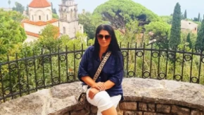 Pevačica rodila ćerku u 6. deceniji, a sad pokazala kako uživa sa mezimicom: Prizorom raznežila sve 