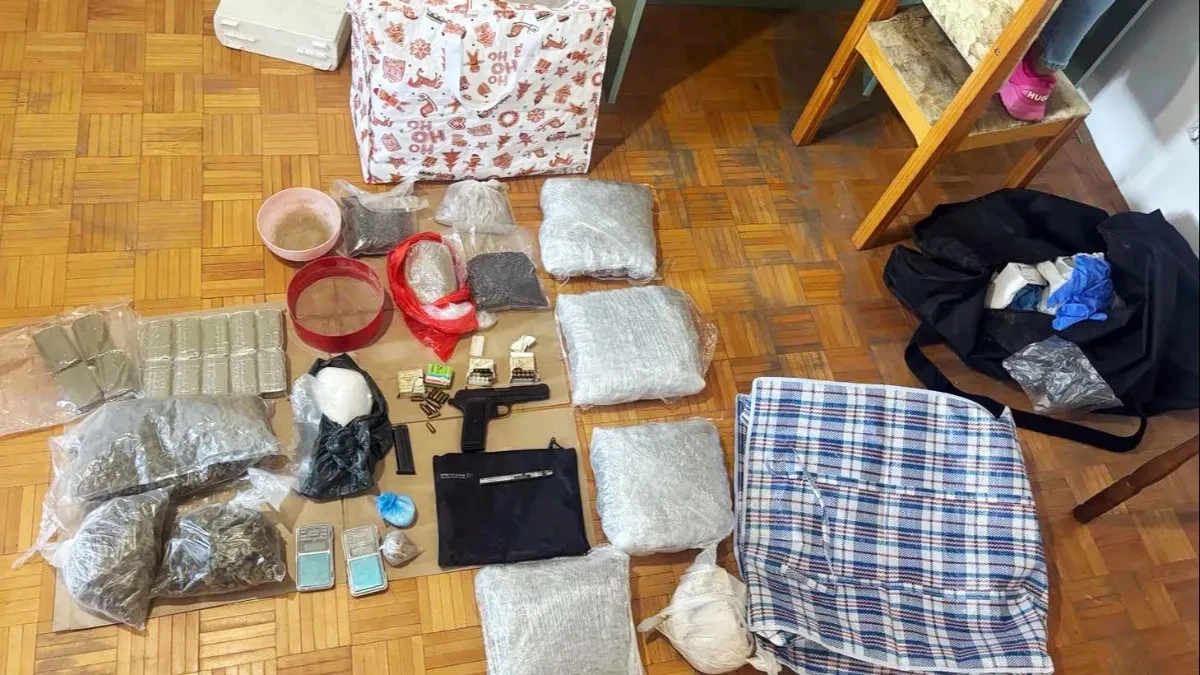 U „štek“ stanu u Beogradu pronađen pravi arsenal! Mladić uhapšen, policija zaplenila kilograme droge, pištolj sa izbrušenim brojem 