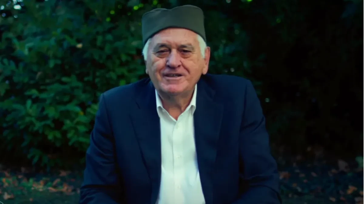 Toma Nikolić sa šajkačom poručuje:  "Sve naše vrednosti su pod udarom onih koji hoće da sruše Srbiju, moramo da je odbranimo - sutra u Kragujevcu"