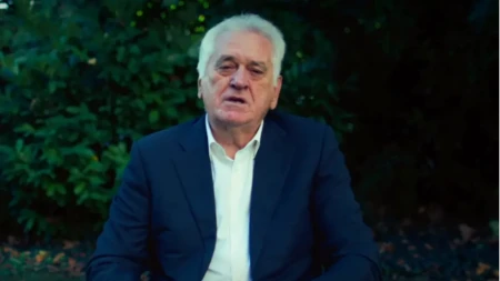 Toma Nikolić sa šajkačom poručuje:  "Sve naše vrednosti su pod udarom onih koji hoće da sruše Srbiju, moramo da je odbranimo - sutra u Kragujevcu"