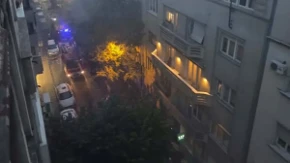 Novi detalji velikog požara u centru Beograda: Plamen guta stan u potkrovlju,gust crni dim kulja sa vrha zgrade 