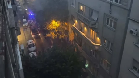 Novi detalji velikog požara u centru Beograda: Plamen guta stan u potkrovlju,gust crni dim kulja sa vrha zgrade 