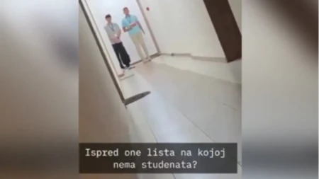 Blokaderi krenuli „od vrata do vrata“, pa poljubili ista! Stanarka iz zgrade im poručila: „Ovde svi glasaju za Vučića!“ (VIDEO)