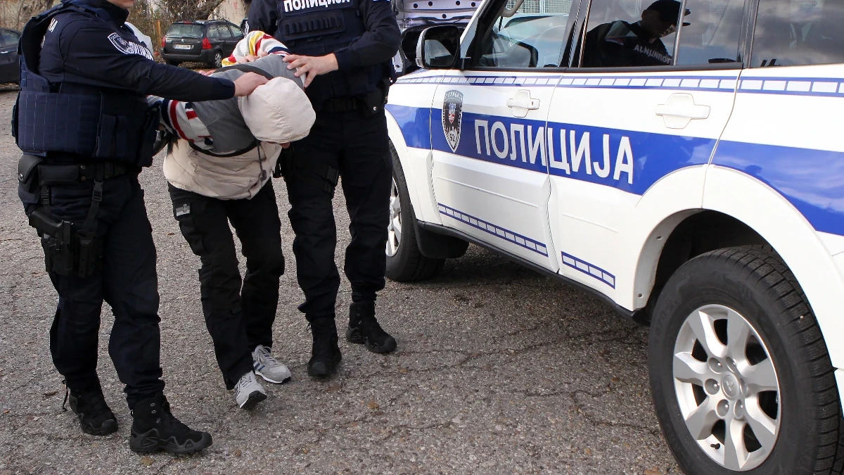 Tuča ispred kafane na Zrenjanincu, sevali i noževi: Muškarac završio u bolnici 