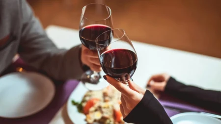 Nemojte da se izblamirate u restoranu: Evo koja vina se naručuju uz koje jelo