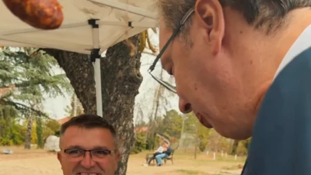 Vučić probao sremačke čvarke u srcu Šumadije (VIDEO)