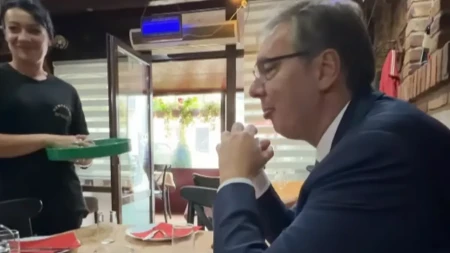 Vučić svratio u pečenjaru „Šumadinac“: „Pečenje vrh, a mnogo jeftinije nego u Beogradu“