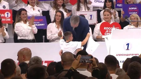 Vučić počeo govor, dečak ga prekinuo! Popeo se na binu i uradio nešto neočekivano