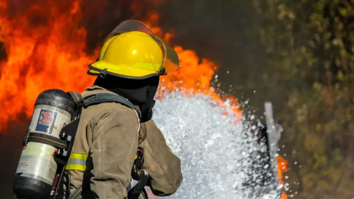 Odjekuju eksplozije, crni dim prekrio deo grada: Drama u Puli (VIDEO)
