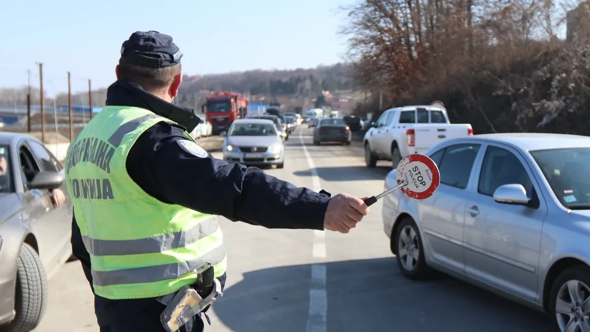 Ukradenim „renoom“ udario devojčicu kod škole, pa pobegao: Skinuo tablice i prodao automobil u delove! (VIDEO)