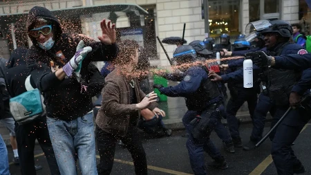I "naša deca" se biju! Probali da divljaju u Francuskoj, a onda su počeli da gutaju pendreke