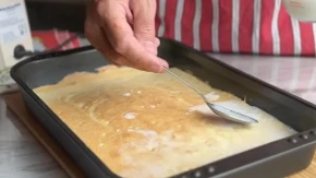 Kolač "4 čaše" je najlepša poslastica: Sastojke izmešajte, sipajte u pleh i dok trepnete gotov je