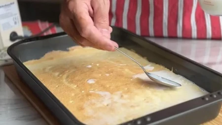 Kolač "4 čaše" je najlepša poslastica: Sastojke izmešajte, sipajte u pleh i dok trepnete gotov je