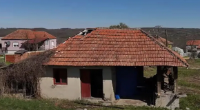 "VIŠE NAS I NE POZNAJE" Pevač se "kupa" u luksuzu, a na porodični dom zaboravio (FOTO)