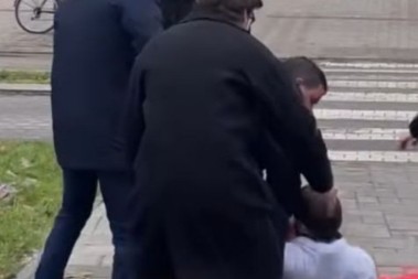 SRAMNO! Blokaderi u Kuli brutalno pretukli građane koji se bore protiv nasilja nad ženama!