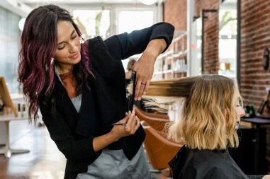 Ova nijansa plave kose dodaje 10 godina! Frizer poznatih savetuje da je izbegavate