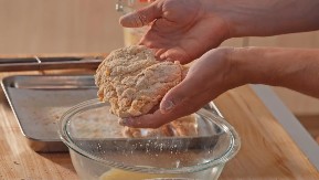 Nema šanse da vam omekša poh, hrskav ostaje danima: Iskusni kuvari dodaju samo ovo u prezle, meso bude savršeno ispohovano