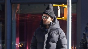 Važio za frajera broj 1 u Holivudu, a sada... Najzanosiniji muškarac uslikan sav zapušten, ne liči na sebe, šta mu se desilo?