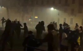 HOROR SNIMCI IZ TORINA, POLICAJCI SE TUKU SA DEMONSTRANTIMA Melonijeva poručila: To su NEPRIJATELJI DRŽAVE