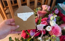 PRVA FOTOGRAFIJA BEBE I TATE Pevačica objavom iz porodičnog doma zapušila usta svima