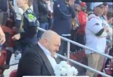 SA BIDERMAJEROM I UPLAKAN SEDEO SAM NA TRIBINAMA Snimak slavnog glumca šokirao sve, a istina je potpuno iznenadila publiku