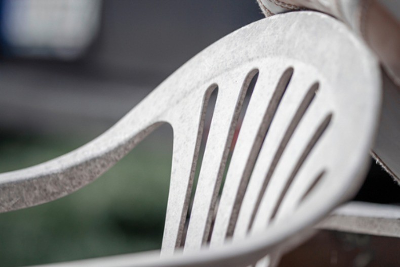 Kako da očistite i izbelite požutele plastične stolice pre proleća: Postupak koji vraća stari sjaj za jedno popodne