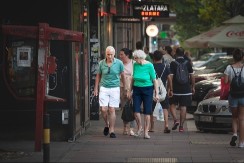 „DA LI JE OVO NORMALNO?!“ Otkrila šta prijateljica SVAKOG DANA zahteva od svekra i svekrve – bukti rat na mrežama!