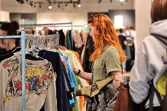 KAO NA FILMU Žena u second hand radnji ostala bez sopstvenog kaputa i ključeva od kola- tek onda je usledila prava DRAMA