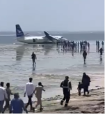 AVION PROMAŠIO PISTU, PA SLETEO U PLIĆAK Lokalci u čudu gledaju šta se dešava - scena je nestvarna