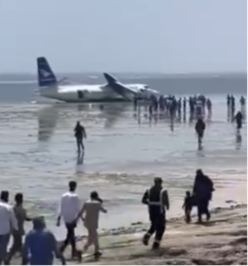 AVION PROMAŠIO PISTU, PA SLETEO U PLIĆAK Lokalci u čudu gledaju šta se dešava - scena je nestvarna