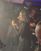 INCIDENT NA NASTUPU POZNATE PEVAČICE Dečko je uštinuo za grudi, ona nasrnula na njega! 