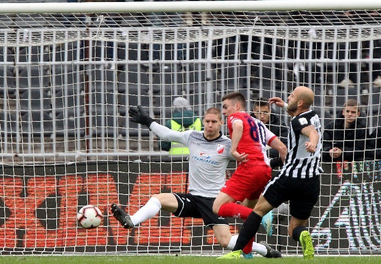 POZNATI GOLMAN U NEPREPOZNATLJIVOM IZDANJU Branio je za Vojvodinu i Sarajevo, debitovao za Srbiju, a sada izbacio pesmu