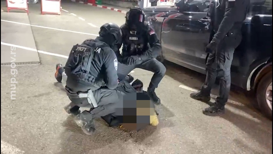  PRITVOR ZA BOMBAŠE Enis S. snimao, a Ramiz U. bacio bombu na lokal