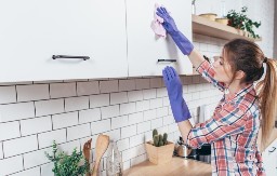 Jedan potez krpom i kuhinja mi blista! Ova tečnost skida masnoću s ormarića bolje od svega!