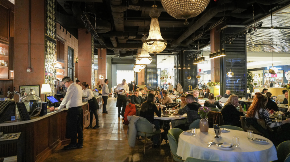 Nedeljom u podne više se ne čuje zvuk šerpi nego rezervacija: Gde se danas zaista okupljaju porodice