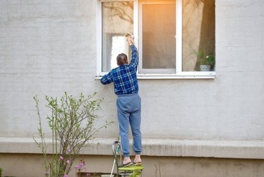 Svi ovo bacaju u smeće, a pravi je spas za prljave prozore: Zablistaće bez hemije i bez ijedne fleke