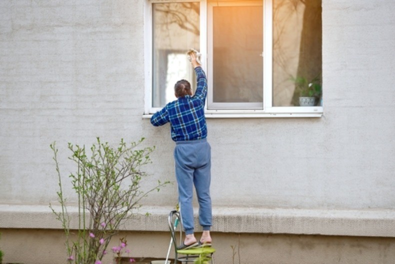 Svi ovo bacaju u smeće, a pravi je spas za prljave prozore: Zablistaće bez hemije i bez ijedne fleke