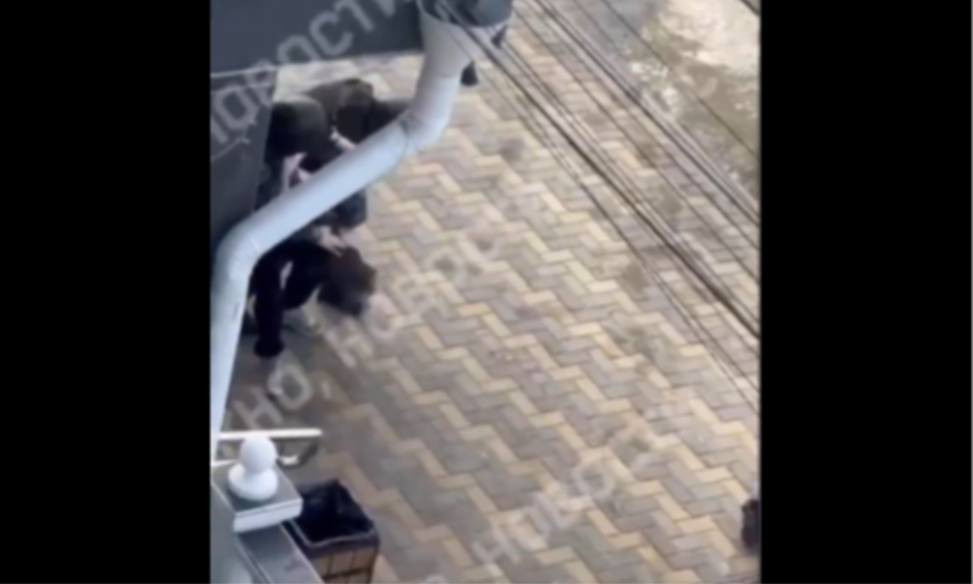 NAORUŽAN STUDENT UPAO U RUSKU ŠKOLU! Živote spasao čuvar, ali je on ubijen! Policija munjevito zgrabila napadača (VIDEO)