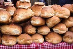 NIKO VIŠE NEĆE DA KUPUJE OVAJ HLEB: Brže se suši, menja ukus i često završi u kanti