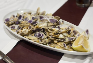 NARUČIO ŠKOLJKE U RESTORANU, PA ZINUO OD ČUDA KAD JE POGLEDAO U TANJIR Trljao je oči u neverici - ovo se stvarno retko dešava