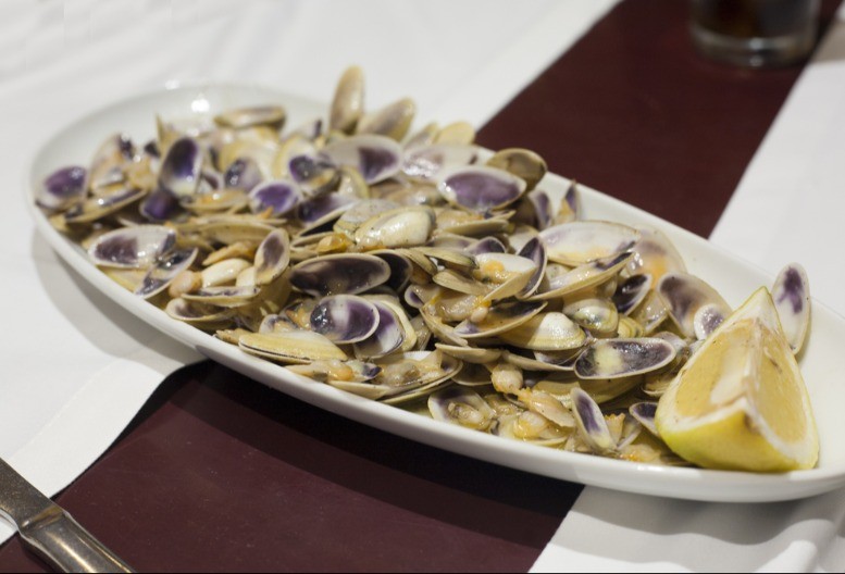 NARUČIO ŠKOLJKE U RESTORANU, PA ZINUO OD ČUDA KAD JE POGLEDAO U TANJIR Trljao je oči u neverici - ovo se stvarno retko dešava