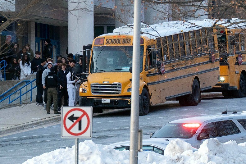 MASAKR U ŠKOLI U KANADI! Najmanje 10 mrtvih, 25 povređeno!