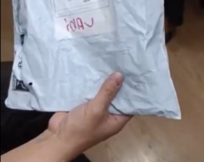 NARUČILA ŠERPE SA TEMU-A, A ONDA DOŽIVELA ŠOK ŽIVOTA Kad je otvorila paket – VILICA JOJ JE PALA DO PODA! (VIDEO)