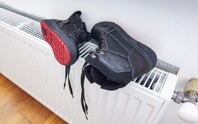 NI U LUDILU NA RADIJATOR Mokre cipele mogu da naprave katastrofu, evo koje opcije su bolje