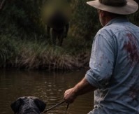 NEZAPAMĆENI NAPAD U PUSTINJI Divlja zver ga KRVNIČKI PREBILA dok je pokušao da zaštiti psa - snimak ledi krv! 