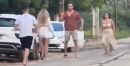 OPŠTA MAKLJAŽA NASRED ULICE Devojke brutalno UDARALE jedna drugu, uključili se i muškarci! (VIDEO)