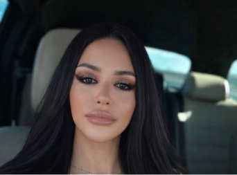 ŠOK NA JAHTI! Aleksandri Mladenović se tanga kupaći usekao, pevačica pokazala zategnuto telo! (FOTO)