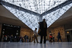 OTKRIVENA MASNA PREVARA U LUVRU: Dosetili se kako da zgrnu ogromu lovu, a onda su provaljeni!